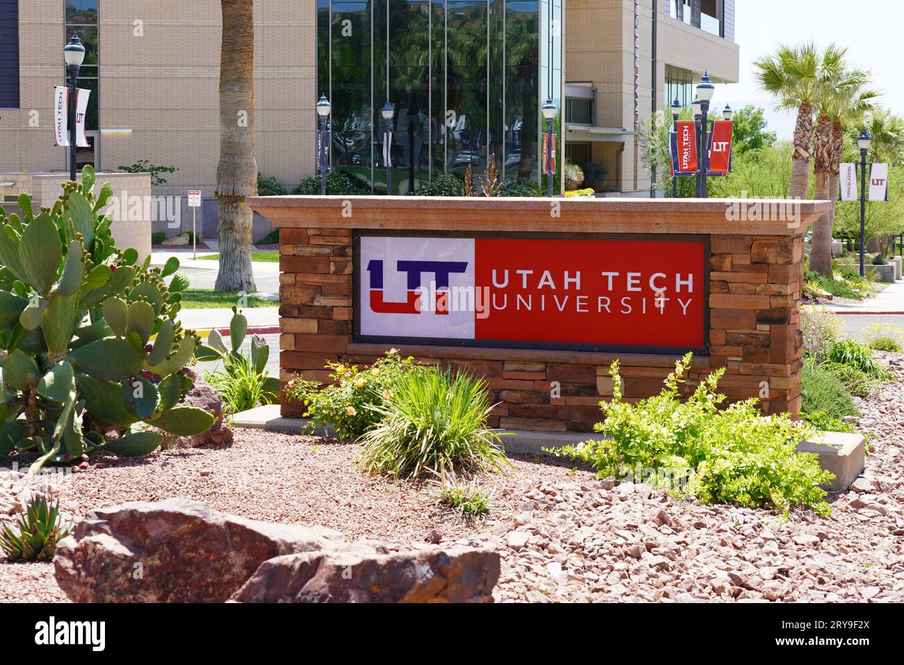 St George, Utah, USA - 9 maggio 2023: Insegna campus della Utah Tech University Foto Stock