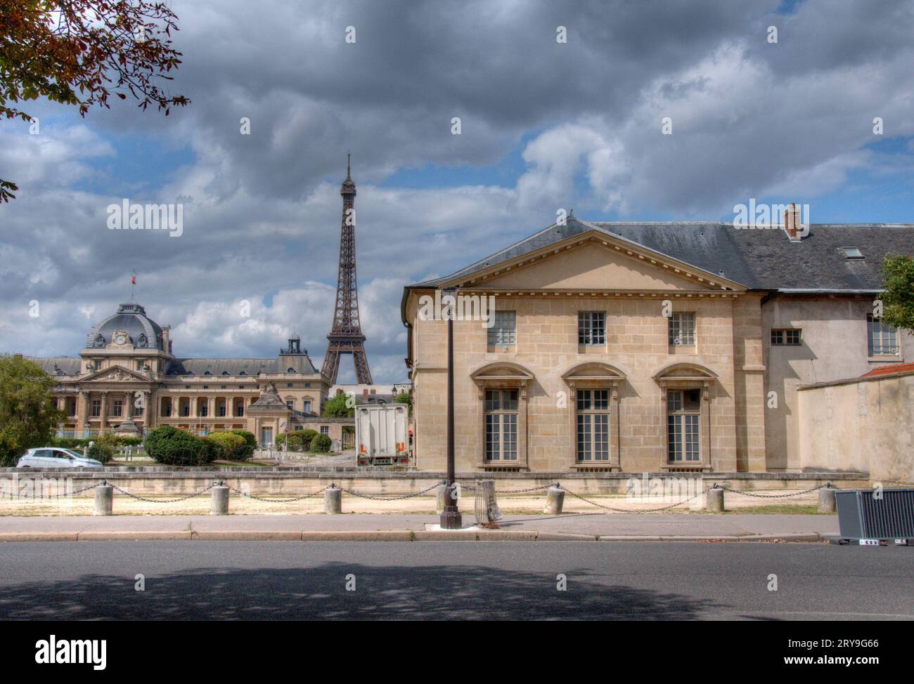 L'Ecole Militaire di Parigi, dove si laureò Napoleone e che è ancora in uso oggi. La Torre Eiffel è sullo sfondo. Foto Stock