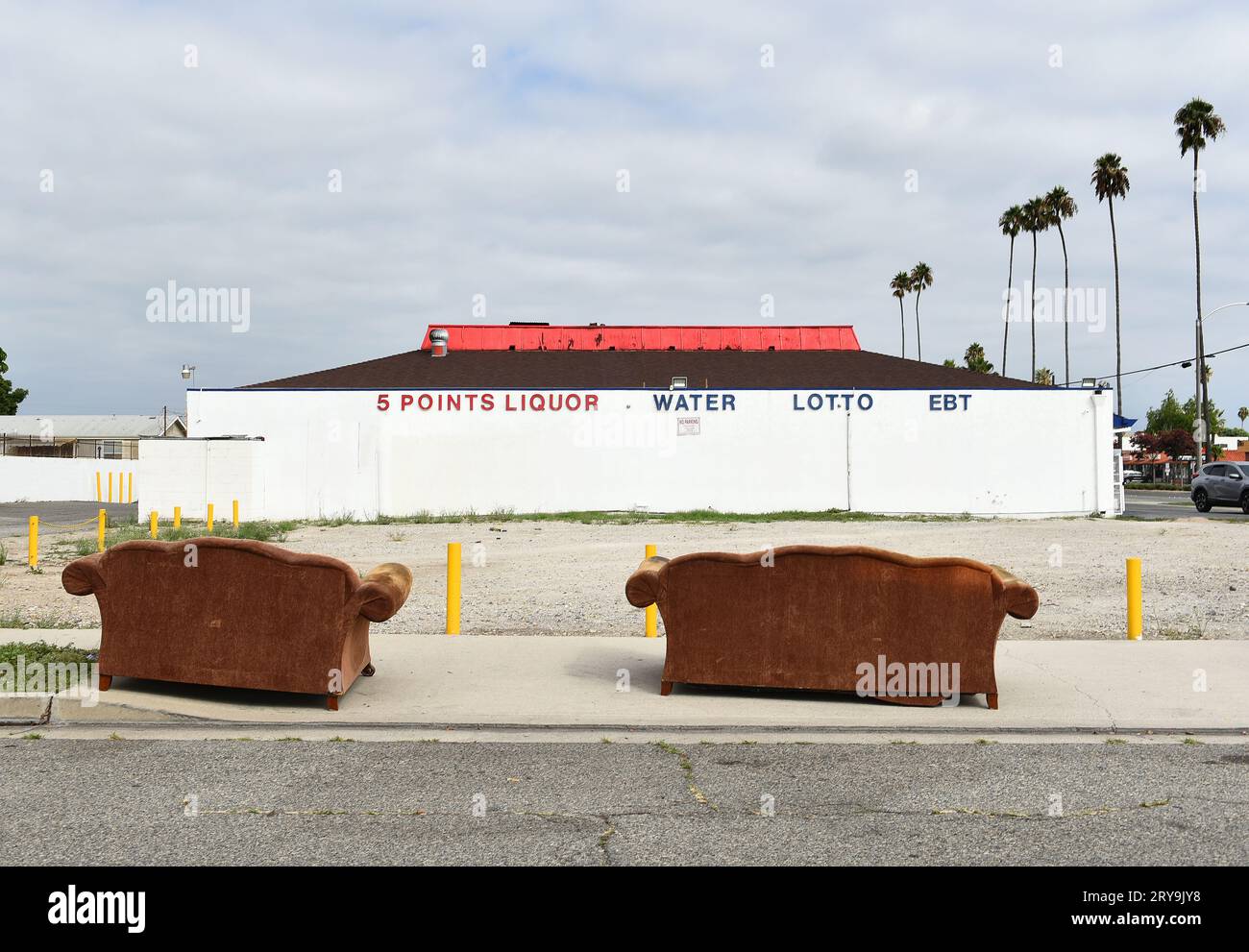 ANAHEIM, CALIFORNIA - 17 SETTEMBRE 2023: Due divani abbandonati fuori dal 5 Points Liquor, Lincoln Blvd, Anaheim, CALIFORNIA. Foto Stock
