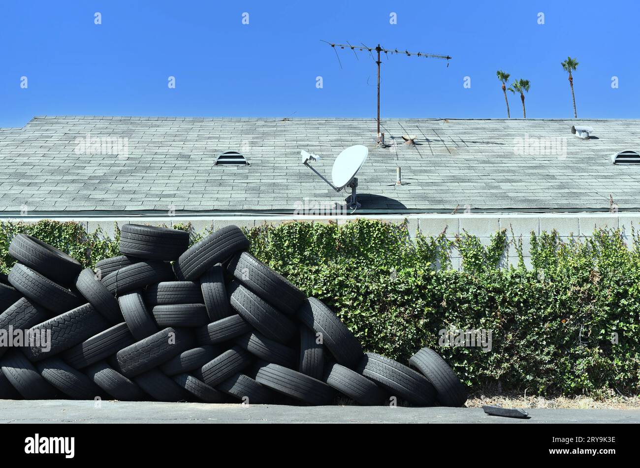 ANAHEIM, CALIFORNIA - 17 SETTEMBRE 2023: Una pila di vecchi pneumatici usati dietro un negozio di pneumatici. Foto Stock