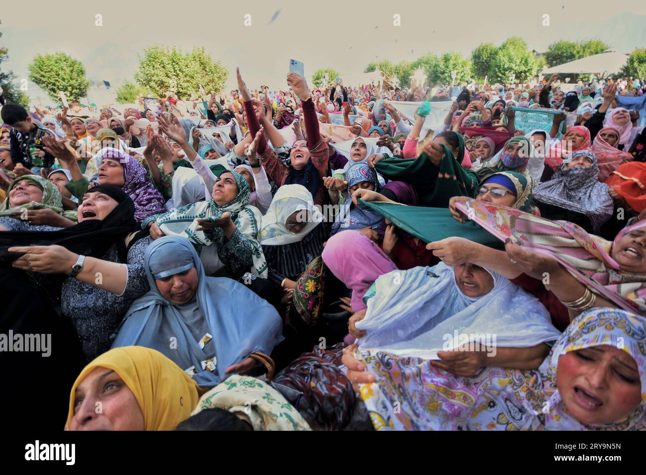 29 settembre 2023, Srinagar, Jammu e Kashmir, India: I devoti musulmani reagiscono come sacerdote mostra una reliquia che si ritiene essere un capello della barba del profeta Maometto durante un incontro organizzato in occasione di Eid Milad-un-Nabi, noto anche come Mawlid, che segna l'anniversario della nascita del Profeta, al Santuario Hazratbal di Srinagar il 29 settembre 2023. (Immagine di credito: © Mubashir Hassan/Pacific Press via ZUMA Press Wire) SOLO USO EDITORIALE! Non per USO commerciale! Foto Stock