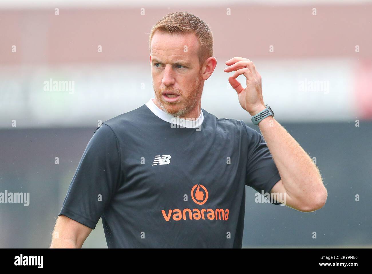 Adam Rooney si sta riscaldando mentre gioca per l'Hereford FC. Foto Stock