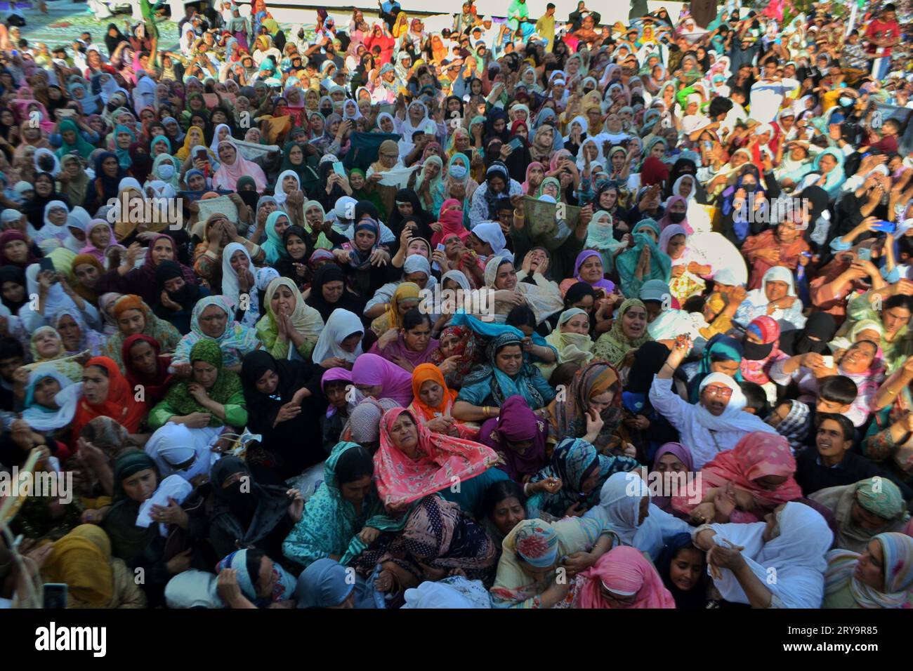 Srinagar, India. 29 settembre 2023. I devoti musulmani reagiscono come un sacerdote mostra una reliquia che si ritiene essere un capello della barba del profeta Maometto dell'Islam durante un incontro organizzato in occasione di Eid Milad-un-Nabi, noto anche come Mawlid, che segna l'anniversario della nascita del Profeta, al Santuario Hazratbal di Srinagar il 29 settembre 2023. (Foto di Mubashir Hassan/Pacific Press/Sipa USA) credito: SIPA USA/Alamy Live News Foto Stock