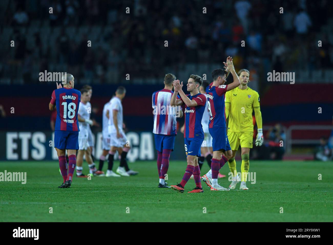 Barcellona, ESP. 29 settembre 2023. FC BARCELONA vs SEVILLA FC 29 settembre 2023 Oriol Romeu (18 ) del FC Barcelona (sinistra), Gavi (6) del FC Barcelona e Robert Lewandowski (9) del FC Barcelona durante la partita tra FC Barcelona e Siviglia FC corrispondente all'ottavo giorno di la Liga EA Sports allo Stadio Olimpico Lluis Companys di Montjuic a Barcellona, Spagna. Crediti: Rosdemora/Alamy Live News Foto Stock