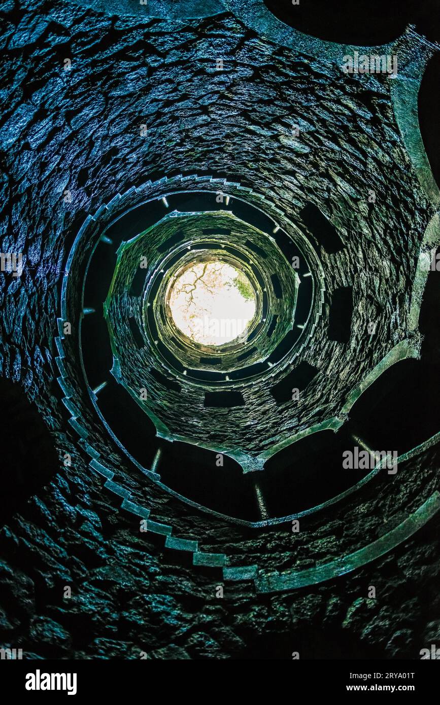 Vista della iniziazione massonica bene in Quinta da Regaleira, Sintra, Portogallo. Foto Stock