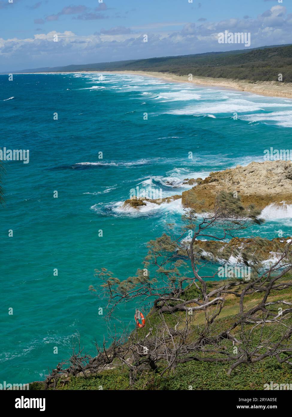 Vista di Main Beach, una spiaggia da surf su Stradbroke Island Queensland Australia, presa dalla Gorge Walk al Point Lookout. Mostrando un po' della gola. Foto Stock