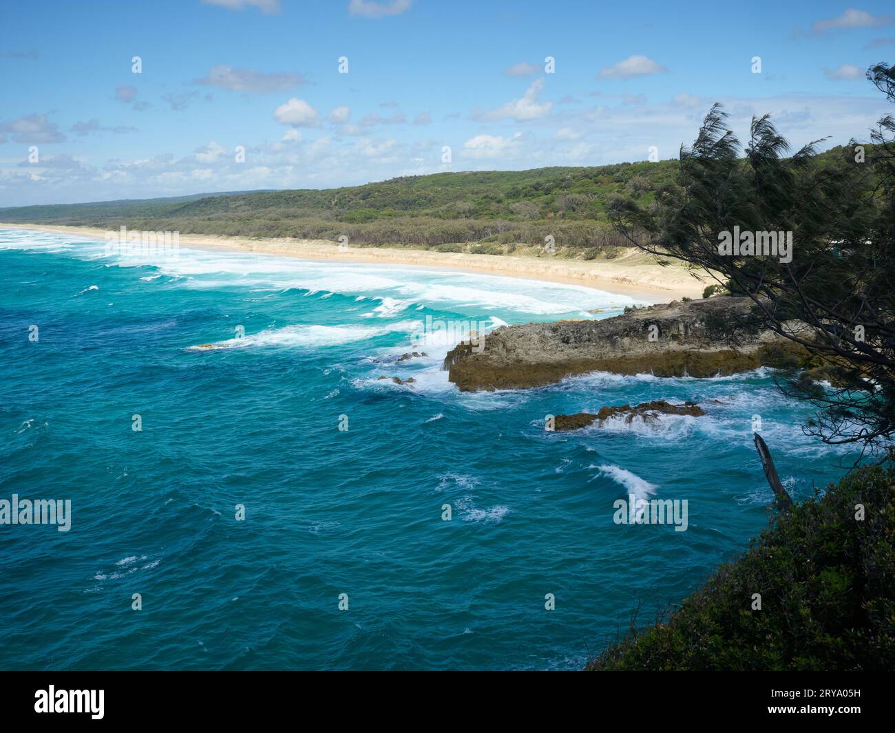 Vista di Main Beach, una spiaggia da surf su Stradbroke Island Queensland Australia, presa dalla Gorge Walk al Point Lookout. Mostrando un po' della gola. Foto Stock