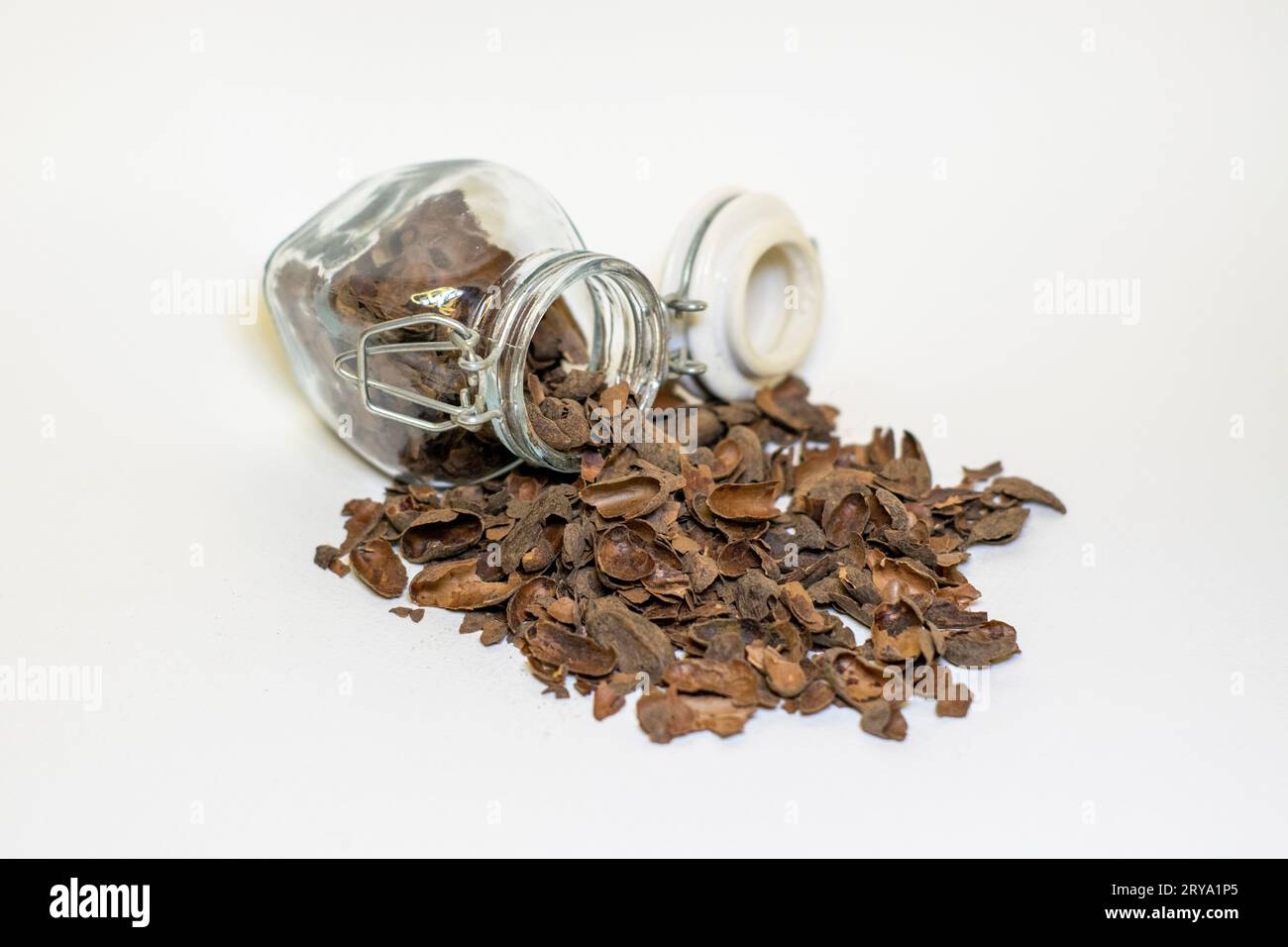 Vaso con guscio di cioccolato sul tavolo. Foto Stock