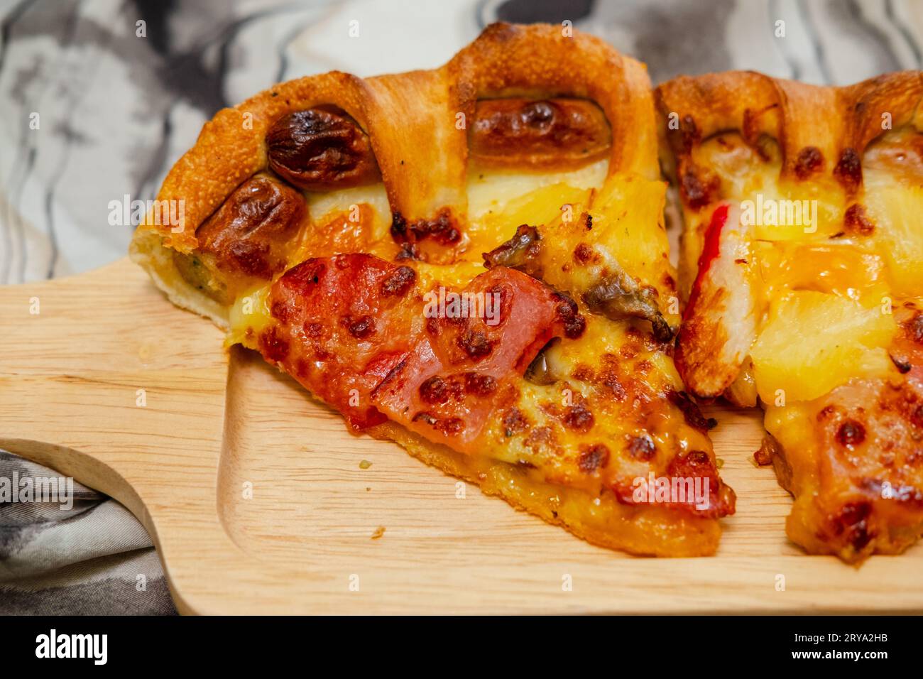 fetta di pizza formaggio pranzo o cena con crosta di pesce e salsa con condimento di carne. delizioso e gustoso fast food con vista laterale. Foto Stock