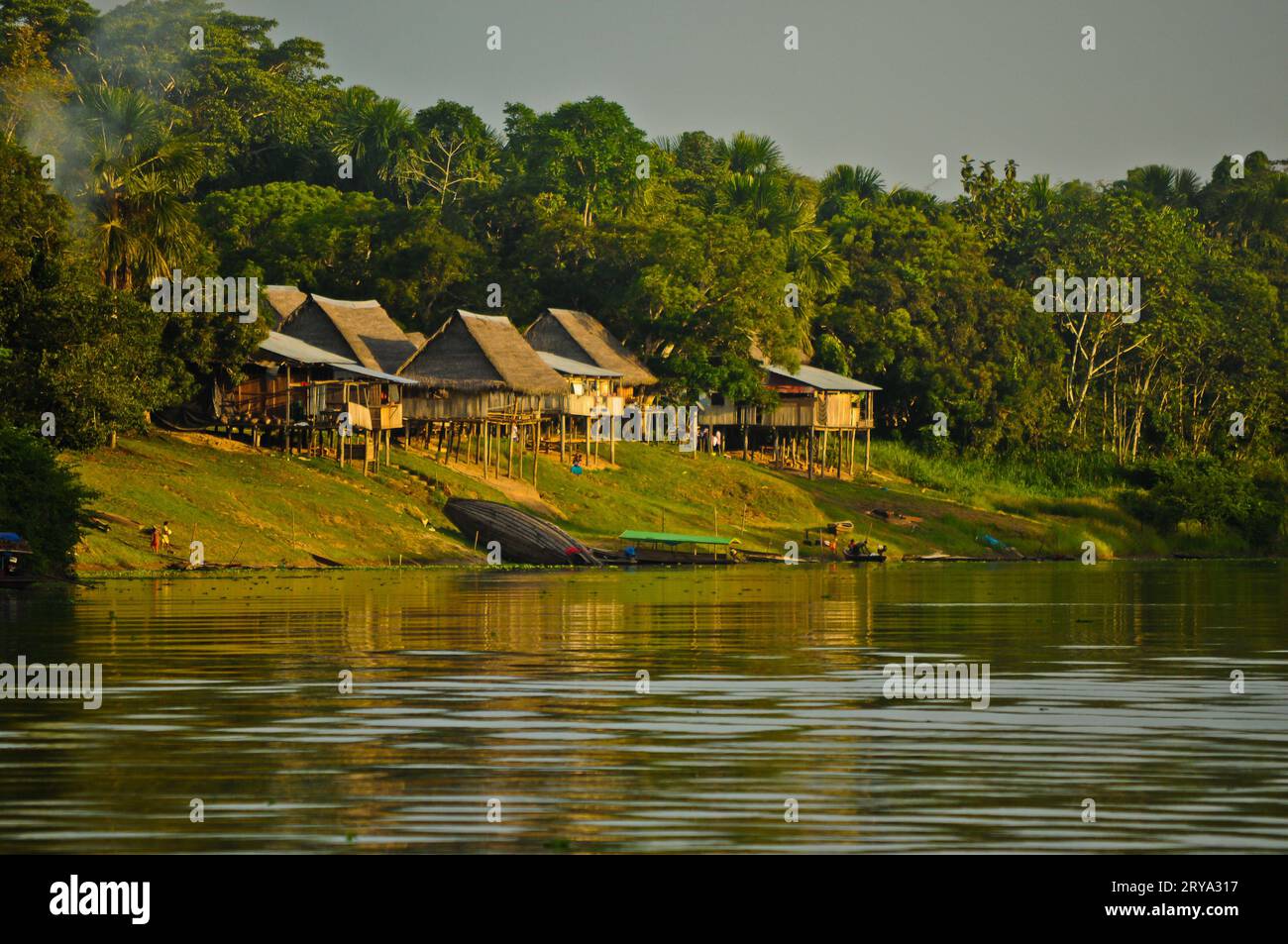 Villaggio vicino a una sponda del fiume nell'Amazzonia peruviana Foto Stock