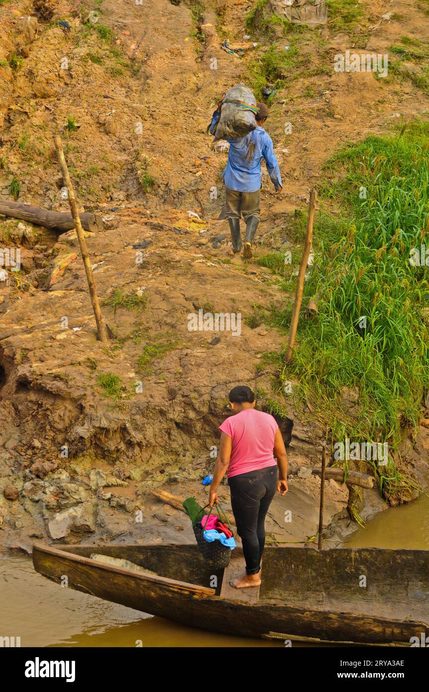 Amazzoni che vivono la vita quotidiana lungo le rive del fiume, Amazzonia peruviana Foto Stock