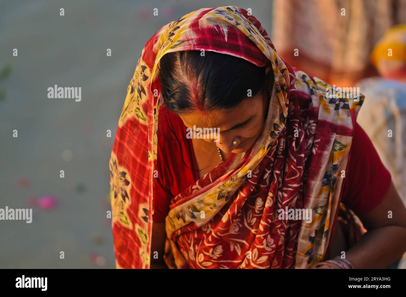 Donna indiana che celebra Chhath - Festival indù a Varanasi Foto Stock