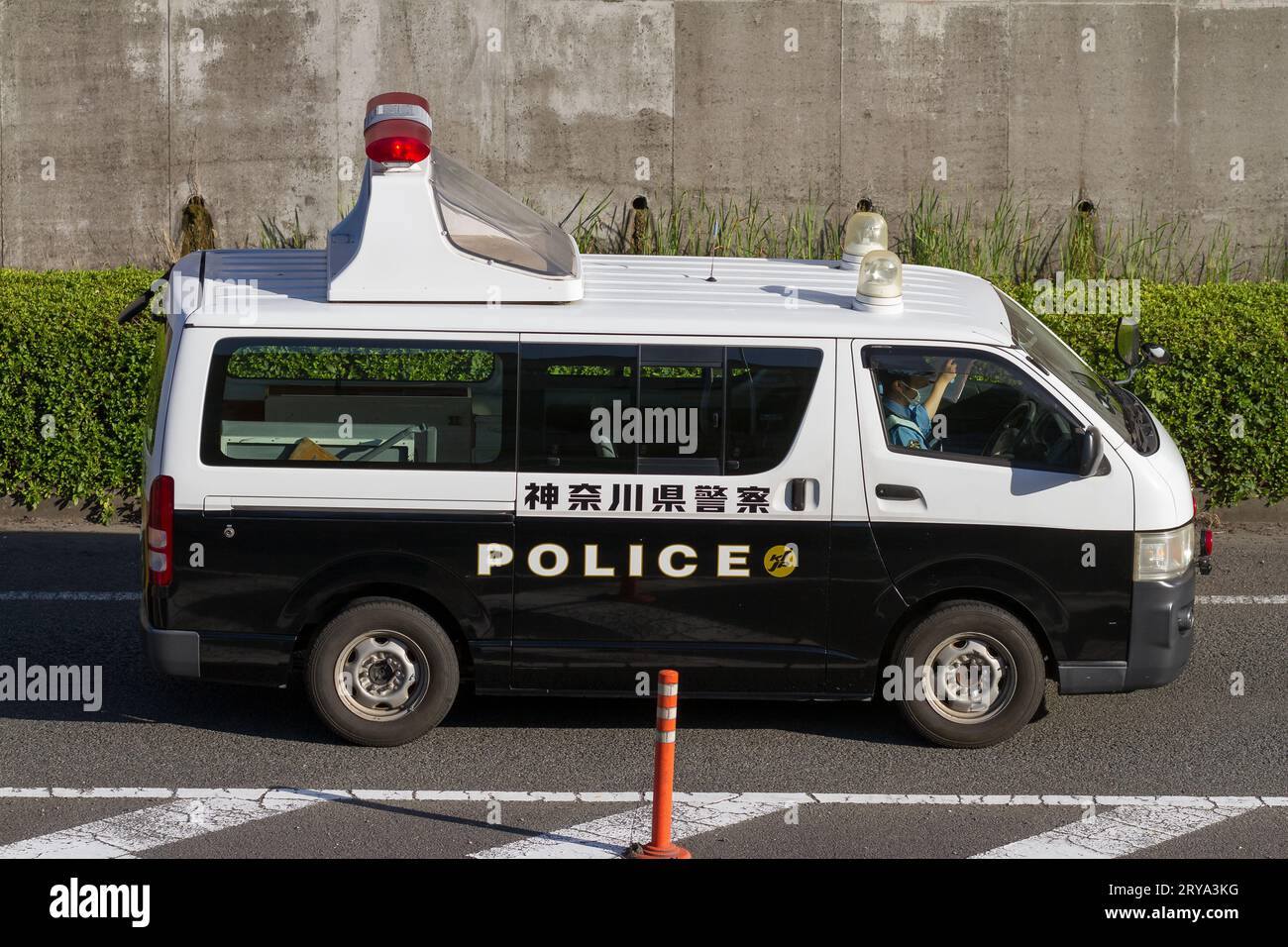 Un furgone di pattuglia della polizia giapponese su una strada a Kanagawa, in Giappone. Foto Stock