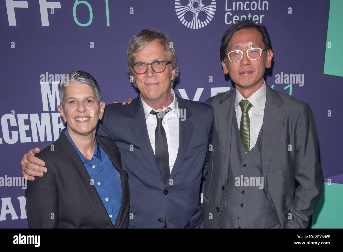 New York, Stati Uniti. 29 settembre 2023. (L-R) Direttore Esecutivo della Film Society del Lincoln Center Lesli Klainberg, Todd Haynes e Direttore della programmazione presso la Film Society del Lincoln Center Dennis Lim assistono al Red carpet del 'maggio dicembre' durante il 61° New York Film Festival presso l'Alice Tully Hall, Lincoln Center a New York. Credito: SOPA Images Limited/Alamy Live News Foto Stock