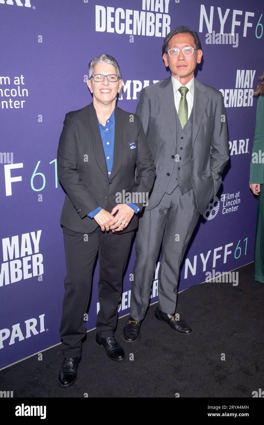 New York, Stati Uniti. 29 settembre 2023. Il direttore esecutivo della Film Society del Lincoln Center Lesli Klainberg e il direttore della programmazione presso la Film Society del Lincoln Center Dennis Lim assistono al Red carpet di maggio dicembre durante il 61° New York Film Festival presso Alice Tully Hall, Lincoln Center di New York City. (Foto di Ron Adar/SOPA Images/Sipa USA) credito: SIPA USA/Alamy Live News Foto Stock