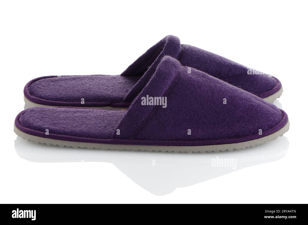 Un paio di pantofole viola Foto Stock