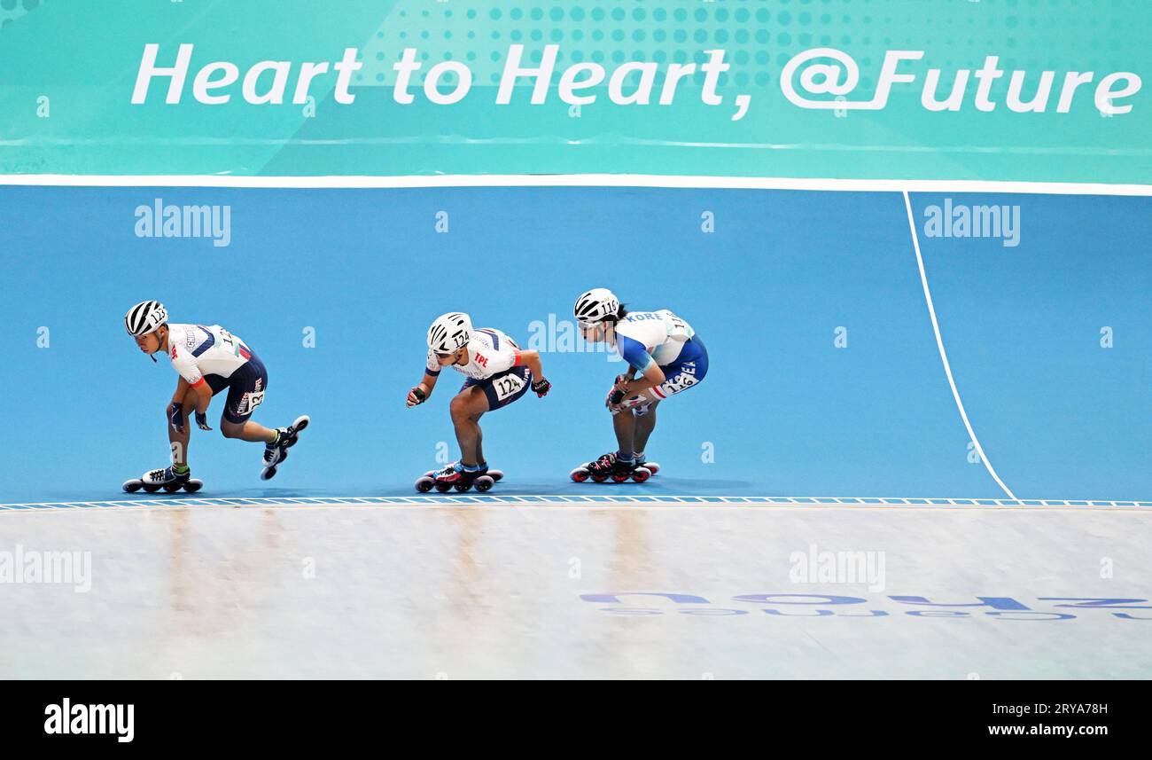 Hangzhou, provincia cinese di Zhejiang. 30 settembre 2023. Shih Pei-Yu (L), Yang ho-Chen (C) del Taipei cinese e Yu Garam della Corea del Sud gareggiano durante la finale femminile di gara a eliminazione di punti 10000m del pattinaggio a rotelle ai diciannovesimi Giochi asiatici di Hangzhou, nella provincia dello Zhejiang della Cina orientale, 30 settembre 2023. Crediti: Chen Yehua/Xinhua/Alamy Live News Foto Stock