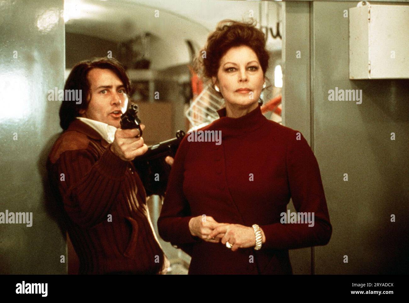MARTIN SHEEN e AVA GARDNER in THE CASSANDRA CROSSING (1976), diretto da GEORGE P. COSMATOS. Crediti: 20TH CENTURY FOX / album Foto Stock