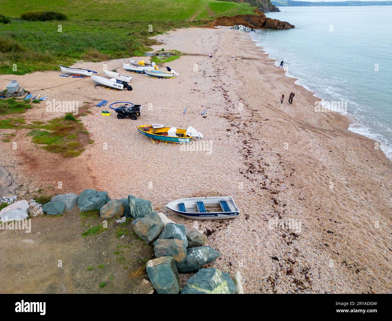 vista aerea della piccola e raffinata spiaggia delle spiagge sulla costa meridionale del devon Foto Stock