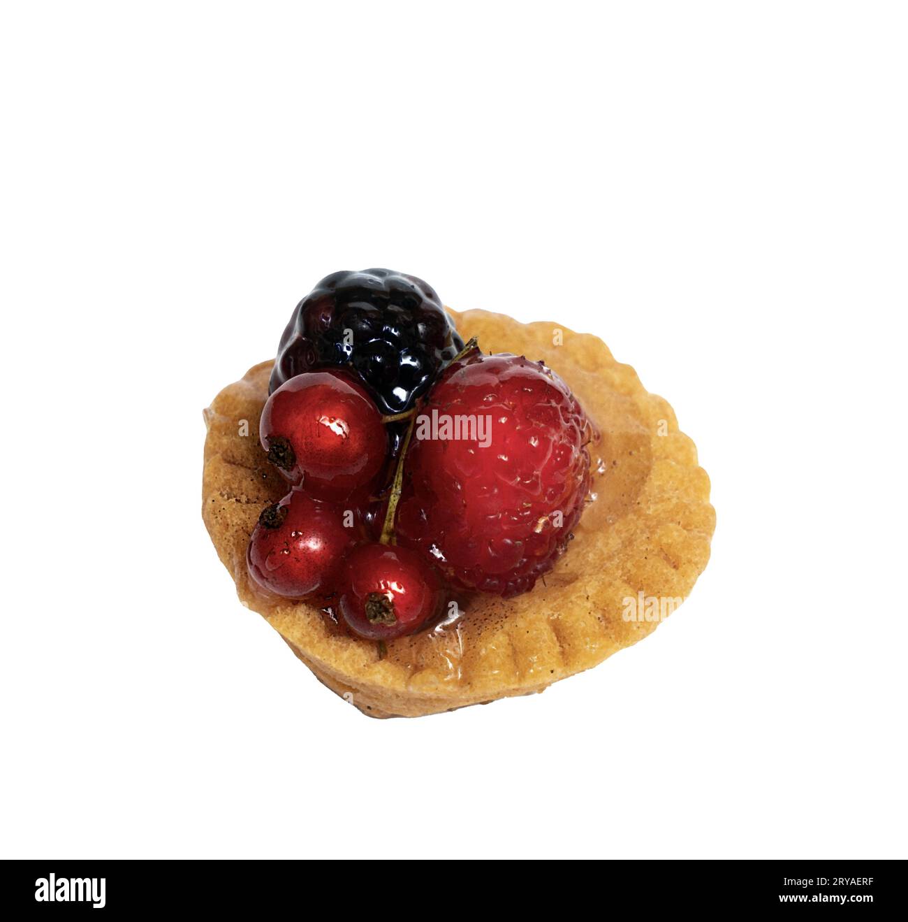 Un giro di pasticceria con frutta mista su una superficie bianca Foto Stock