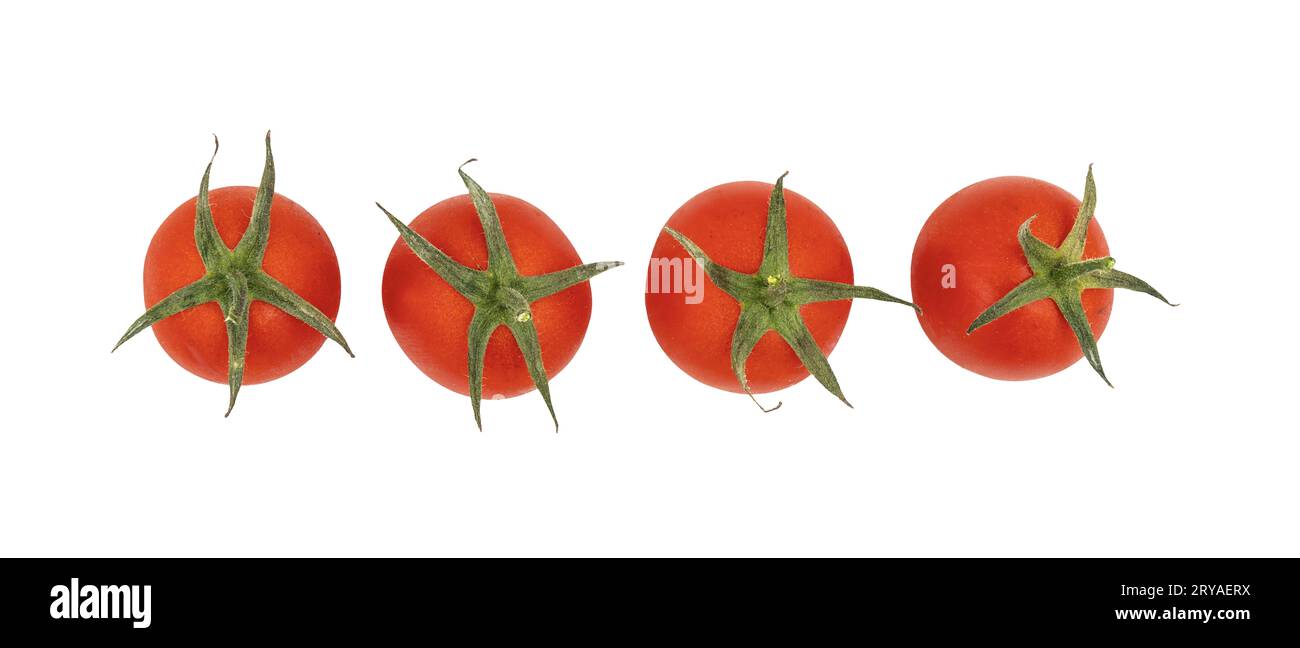Alcuni piccoli pomodori su una superficie bianca Foto Stock