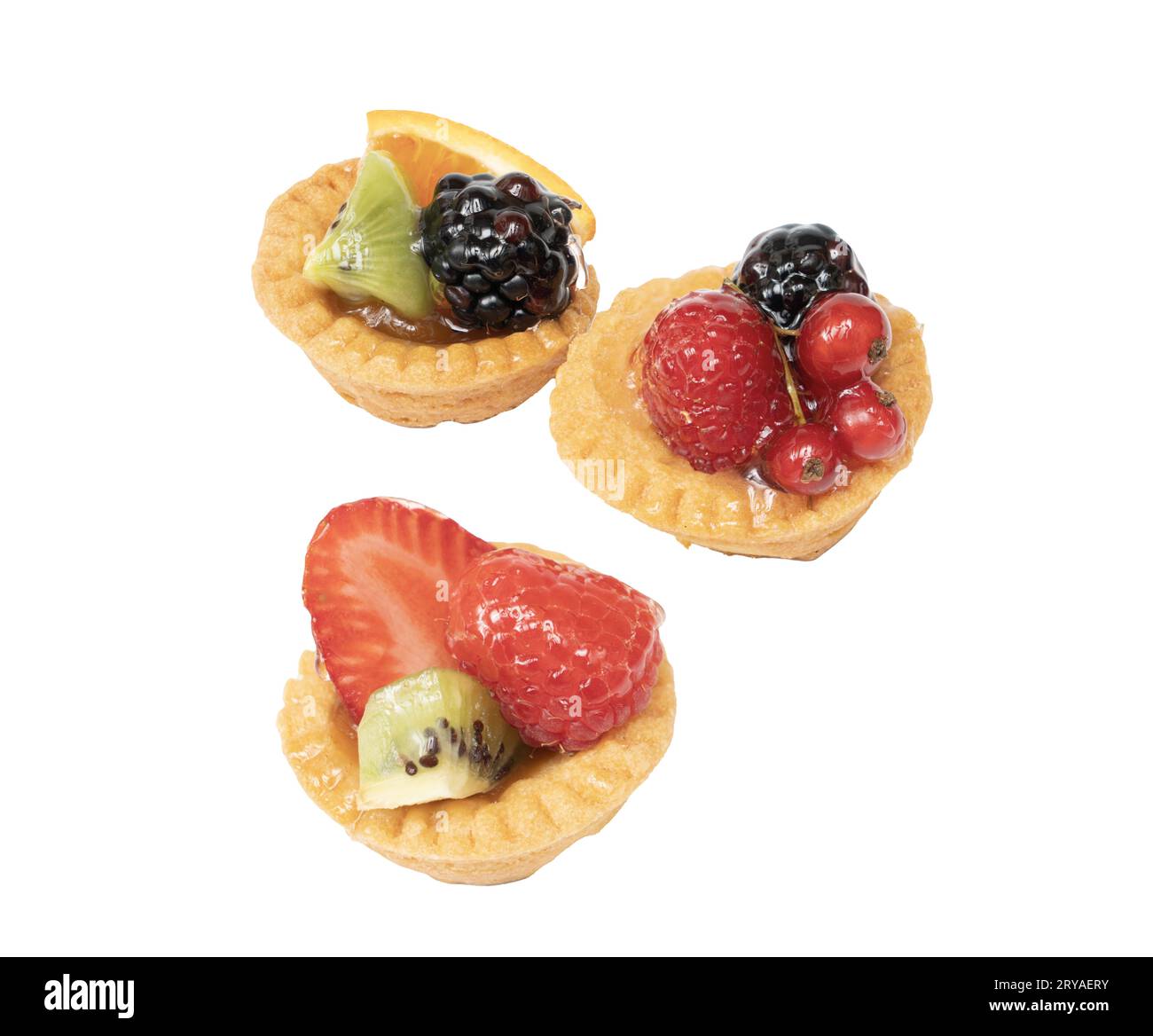 Alcuni round dolci con frutta mista su una superficie bianca Foto Stock