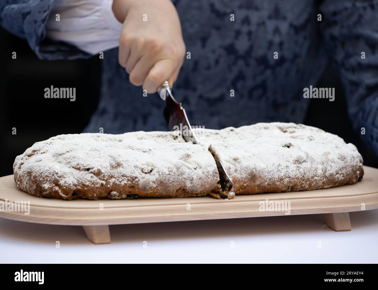 Dresda, Germania. 28 settembre 2023. Nelly Köhler, la 29a Dresden Stollen Girl, taglia una Christstollen durante la sua presentazione all'Accademia d'Arte Il diciassettenne tirocinante baker è l'ambasciatore del Dresden Christmas Stollen per la durata di un anno per conto dei panettieri Dresden Stollen. Credito: Robert Michael/dpa/Alamy Live News Foto Stock