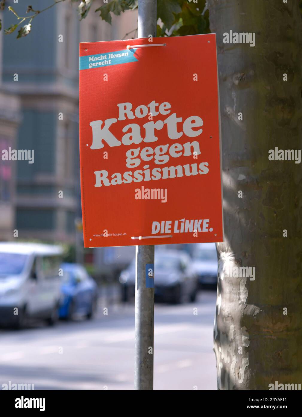 29.09.2023, xblx, Politik, Wahlplakat Landtagswahl Hessen am 08.10.2023, Wahlwerbung die Linke, Linken, slogan: ROTE KARTE GEGEN RASSISMUS Francoforte *** 29 09 2023, xblx, politica, poster elettorale Landtagswahl Hessen am 08 10 2023, pubblicità elettorale Die Linke, Linken, slogan RED CARD AGAINST RACISM Alamy Credit: Live Imago Foto Stock