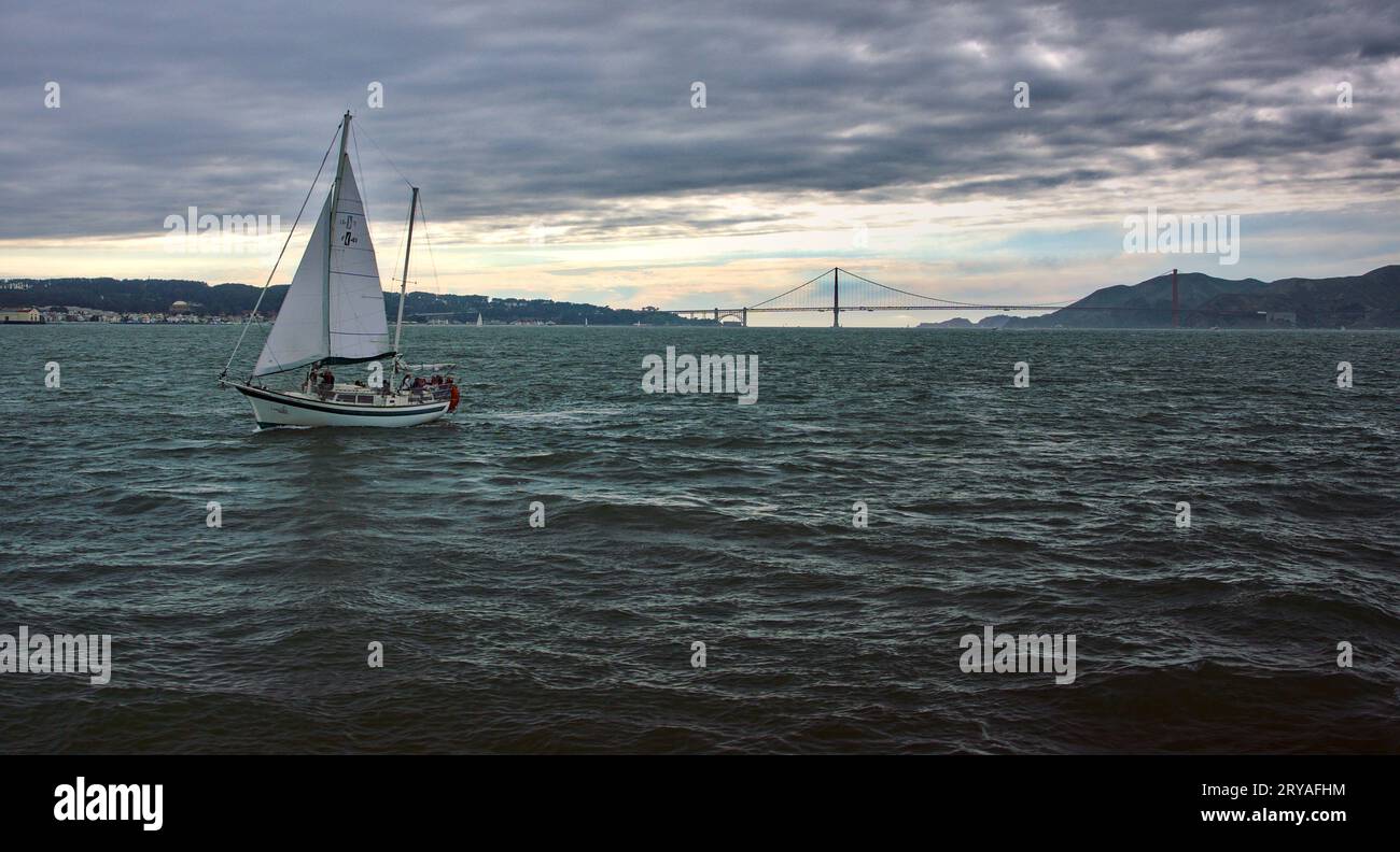 Navigazione nella baia di San Francisco (ponte Golden Gate sullo sfondo) Foto Stock