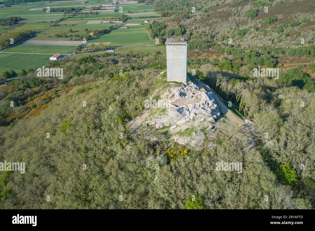 Vista droni. La torre d'omaggio è ciò che rimane del castello medievale di Portela da pena, a Xinzo de Limia. Regione di Limia, Ourense. Galizia, Spagna. Foto Stock