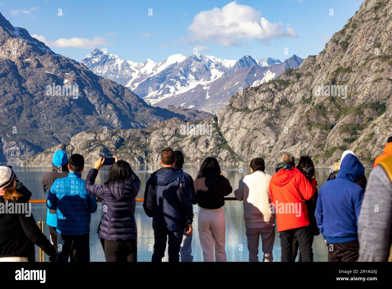 Persone su una nave da crociera che ammirano il suggestivo paesaggio montano del Glacier Bay National Park and Preserve, vicino a Juneau, Alaska, USA Foto Stock