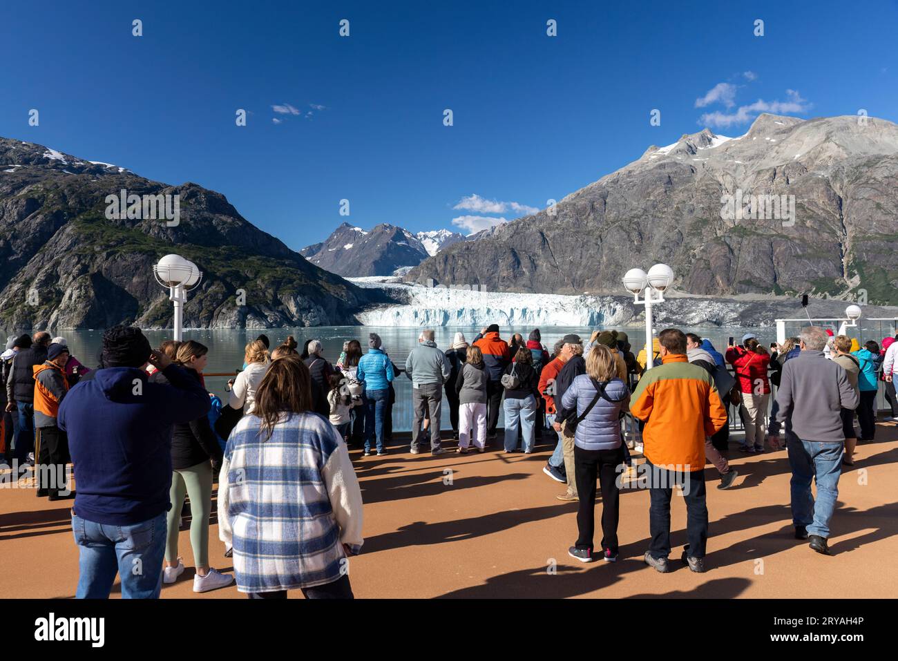 I turisti in nave da crociera che visitano il ghiacciaio Margerie nel Glacier Bay National Park and Preserve, vicino a Juneau, Alaska, USA Foto Stock