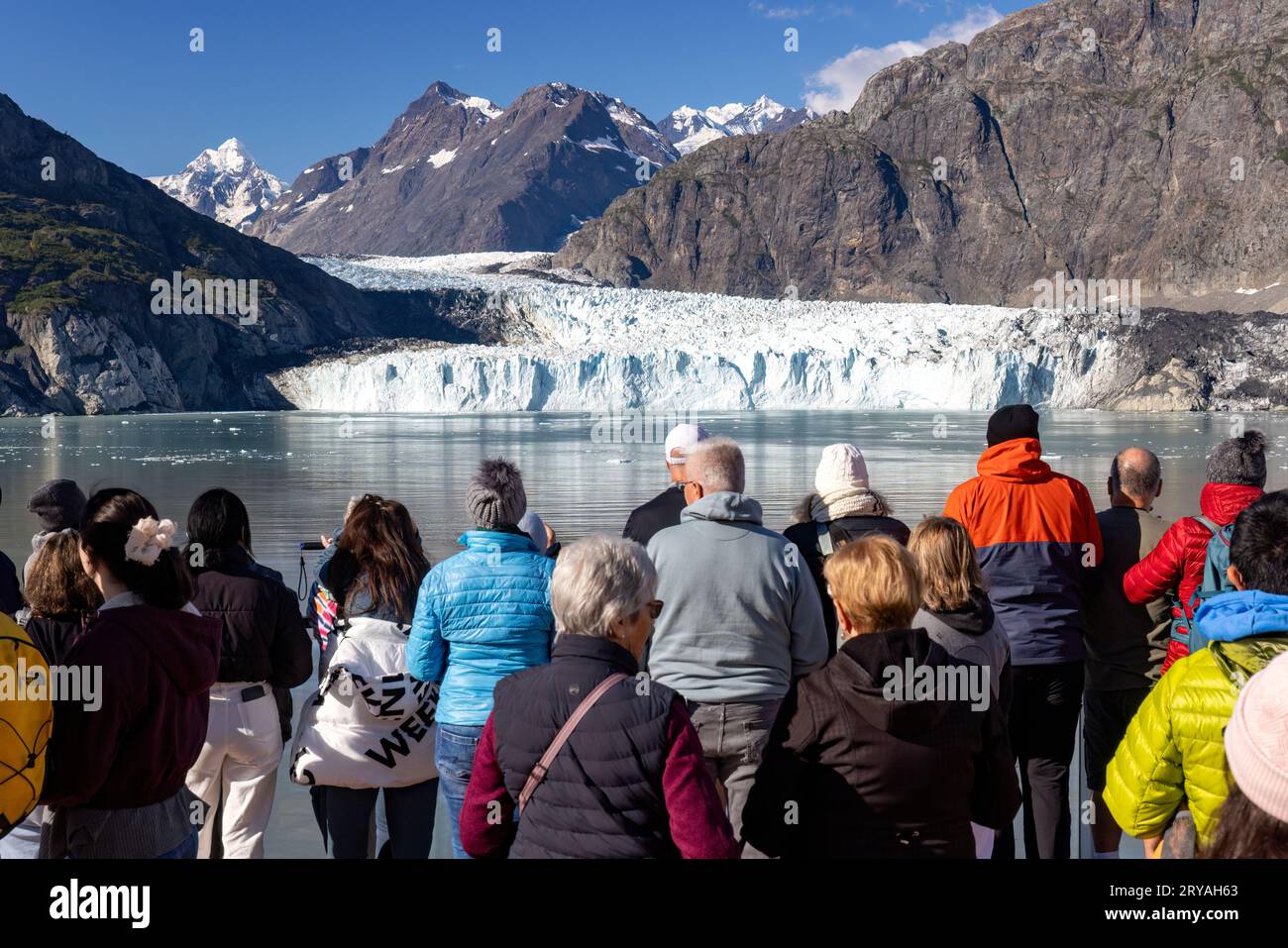I turisti in nave da crociera che visitano il ghiacciaio Margerie nel Glacier Bay National Park and Preserve, vicino a Juneau, Alaska, USA Foto Stock