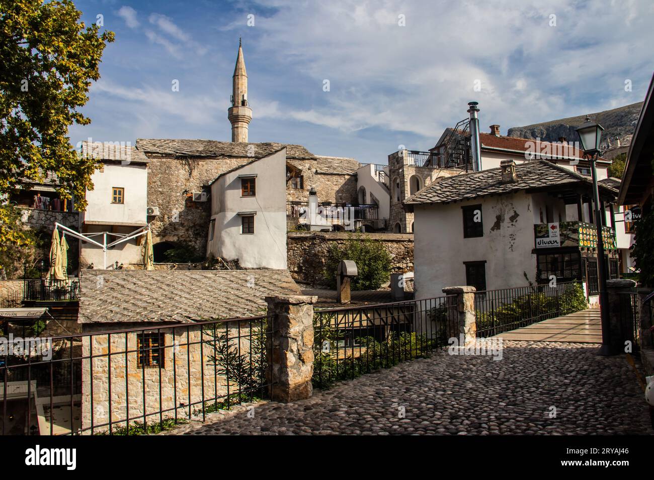 Vista di Stari Most (vecchio ponte) nel villaggio di Mostar con il fiume Neretva, Bosnia Erzegovina, ponte ottomano del XVI secolo nella città di Mostar Foto Stock