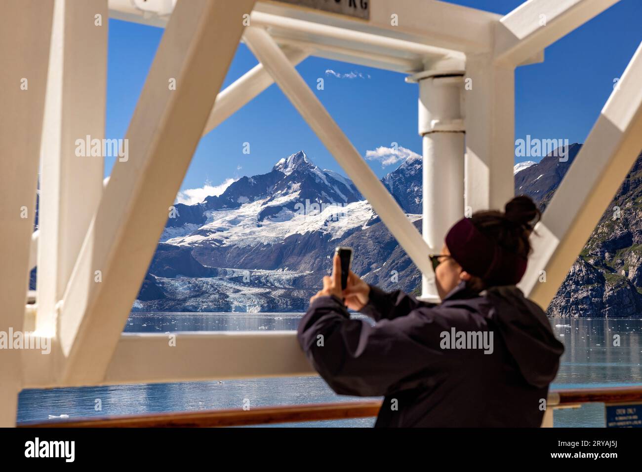 Persona che scatta foto del ghiacciaio Johns Hopkins nel Glacier Bay National Park and Preserve, vicino a Juneau, Alaska, USA Foto Stock
