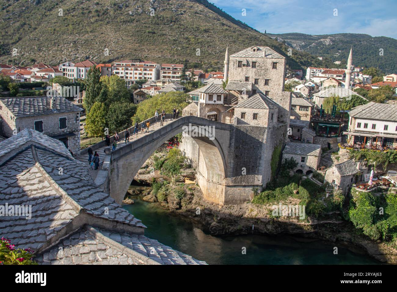Vista di Stari Most (vecchio ponte) nel villaggio di Mostar con il fiume Neretva, Bosnia Erzegovina, ponte ottomano del XVI secolo nella città di Mostar Foto Stock