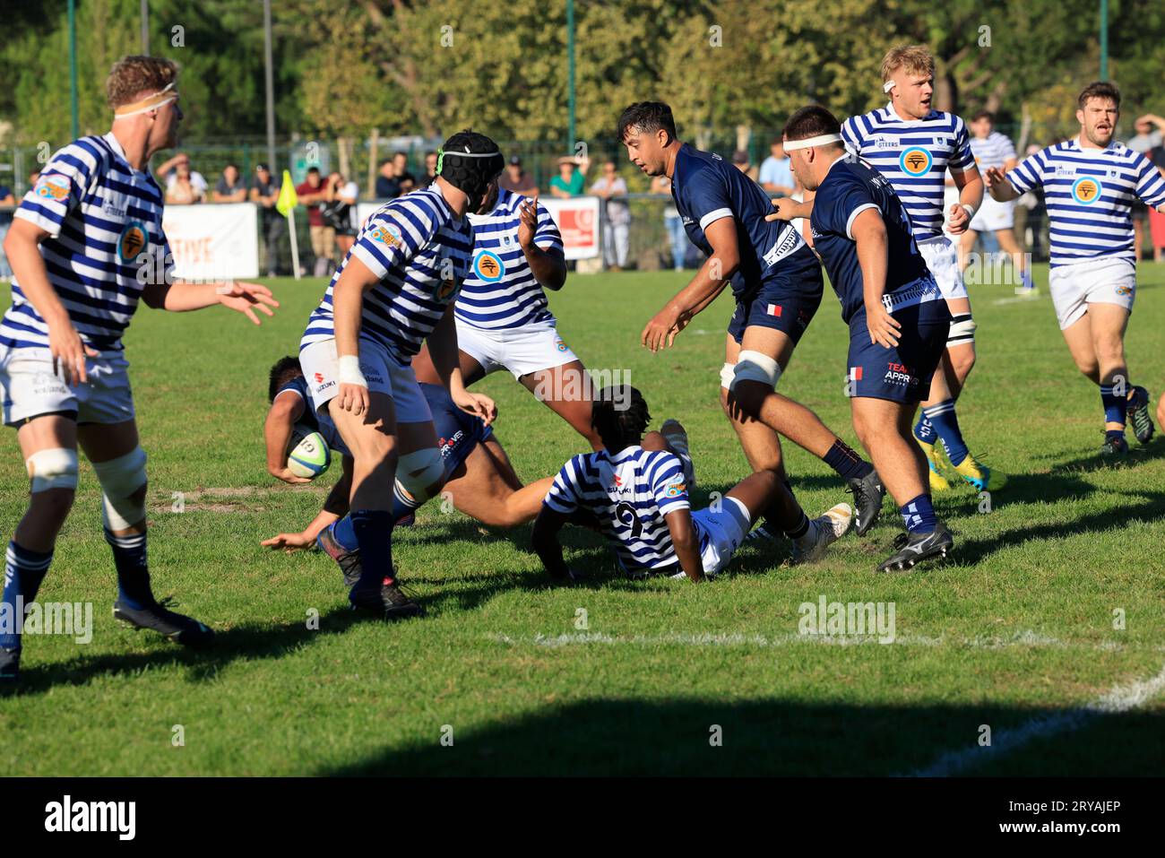 Pessac, Francia. 28 settembre 2023. Ai margini della Coppa del mondo di rugby 2023, il torneo mondiale di rugby 2023 (WURIT) si è svolto nei pressi di Bordeaux. La squadra di rugby universitario maschile di città del Capo in Sudafrica (a strisce blu e bianche) vince il World University Rugby Invitational Tournament (WURIT) contro la squadra francese dell'Università di Bordeaux (in blu). Punteggio 20-17 per l'Università di città del Capo. Pessac vicino a Bordeaux, Gironde, Francia, Europa. Foto di Hugo Martin/Alamy Live News. Foto Stock