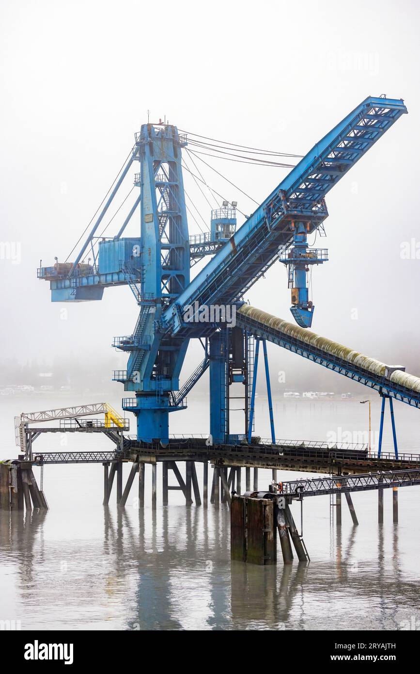 Banchina di carico del nastro trasportatore presso la struttura di carico del carbone Defunct Seward - Seward, Alaska, USA Foto Stock