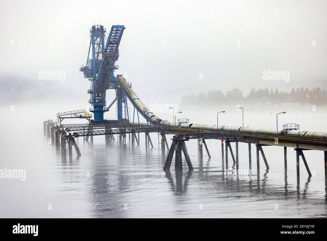 Banchina di carico del nastro trasportatore presso la struttura di carico del carbone Defunct Seward - Seward, Alaska, USA Foto Stock