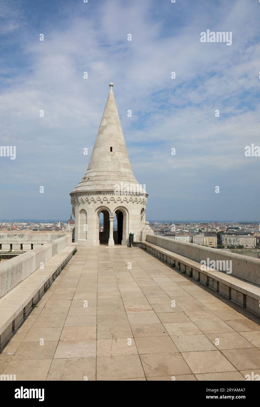 Budapest, B, Ungheria - 18 agosto 2023: Bastione dei pescatori chiamato anche Halaszbastya in lingua magiara Foto Stock