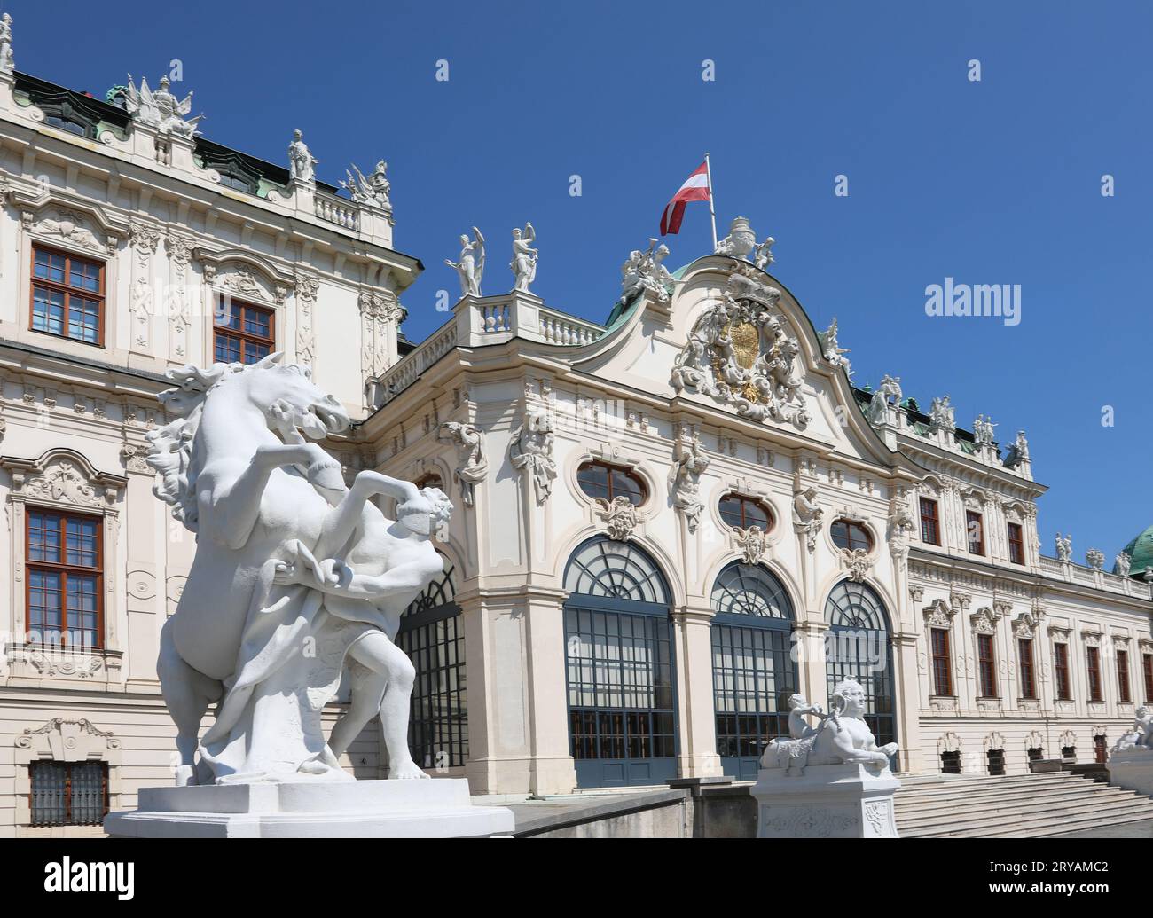Vienna, WIEN, Austria - 22 agosto 2023: Statua bianca e castello SUPERIORE del Belvedere senza persone Foto Stock