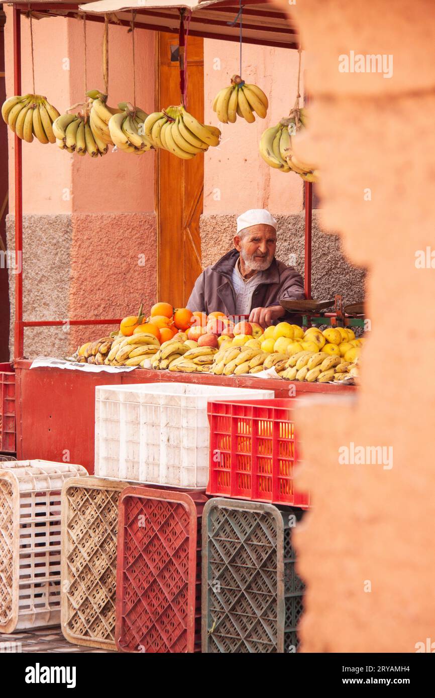 Uomo che vende banane sul mercato di Marrakech in Marocco, marzo 2012 Foto Stock
