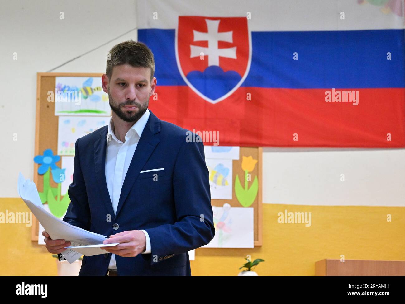 Bratislava, Repubblica Ceca. 30 settembre 2023. Michal Simecka, presidente della Slovacchia progressista (PS), ha espresso il suo voto durante le elezioni parlamentari slovacche anticipate, il 30 settembre 2023, a Bratislava, in Slovacchia. Credito: Vaclav Salek/CTK Photo/Alamy Live News Foto Stock