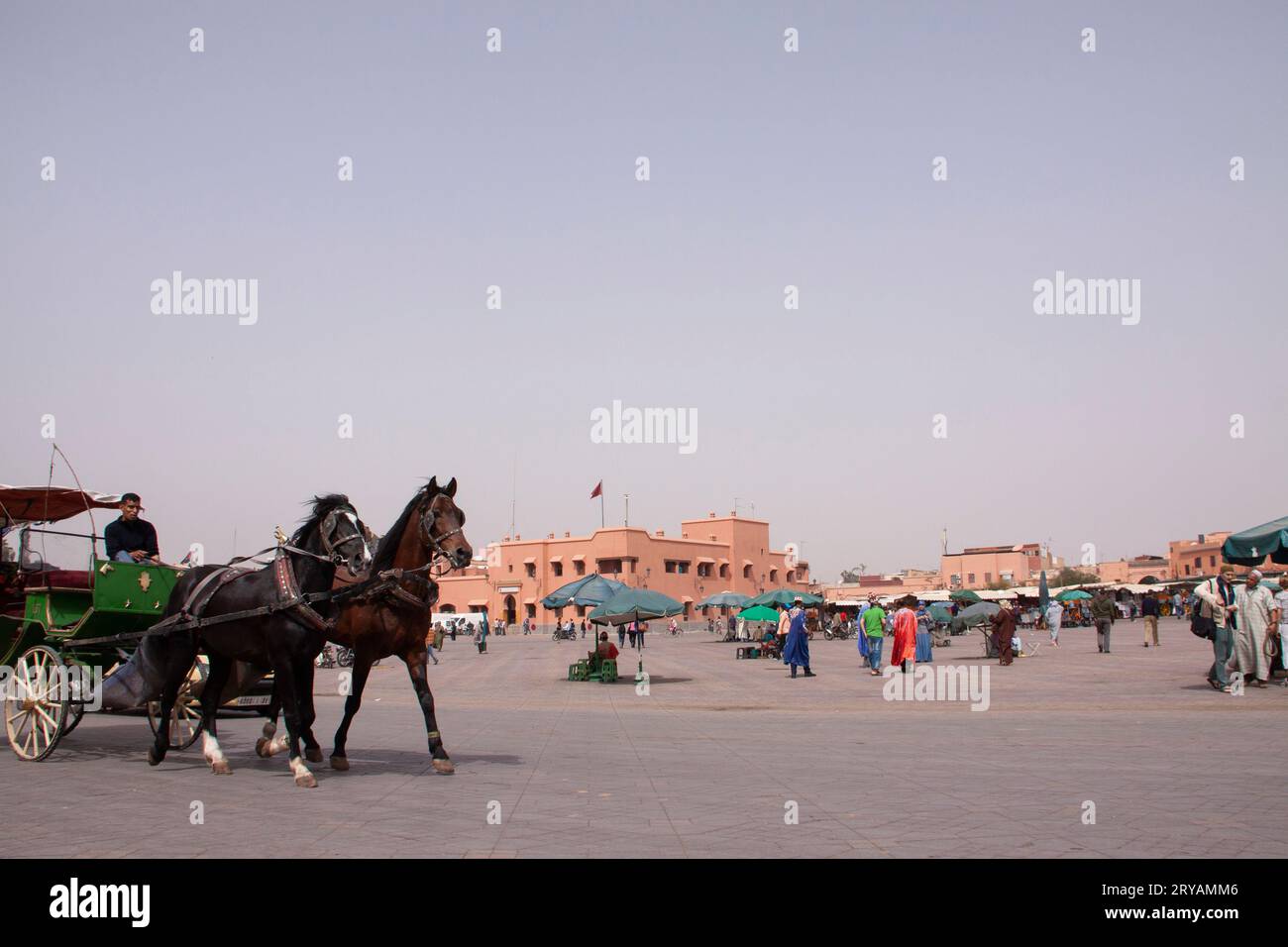 Vista da terra di piazza Jemaa el-Fnaa Marrakech Marocco, marzo 2012 Foto Stock