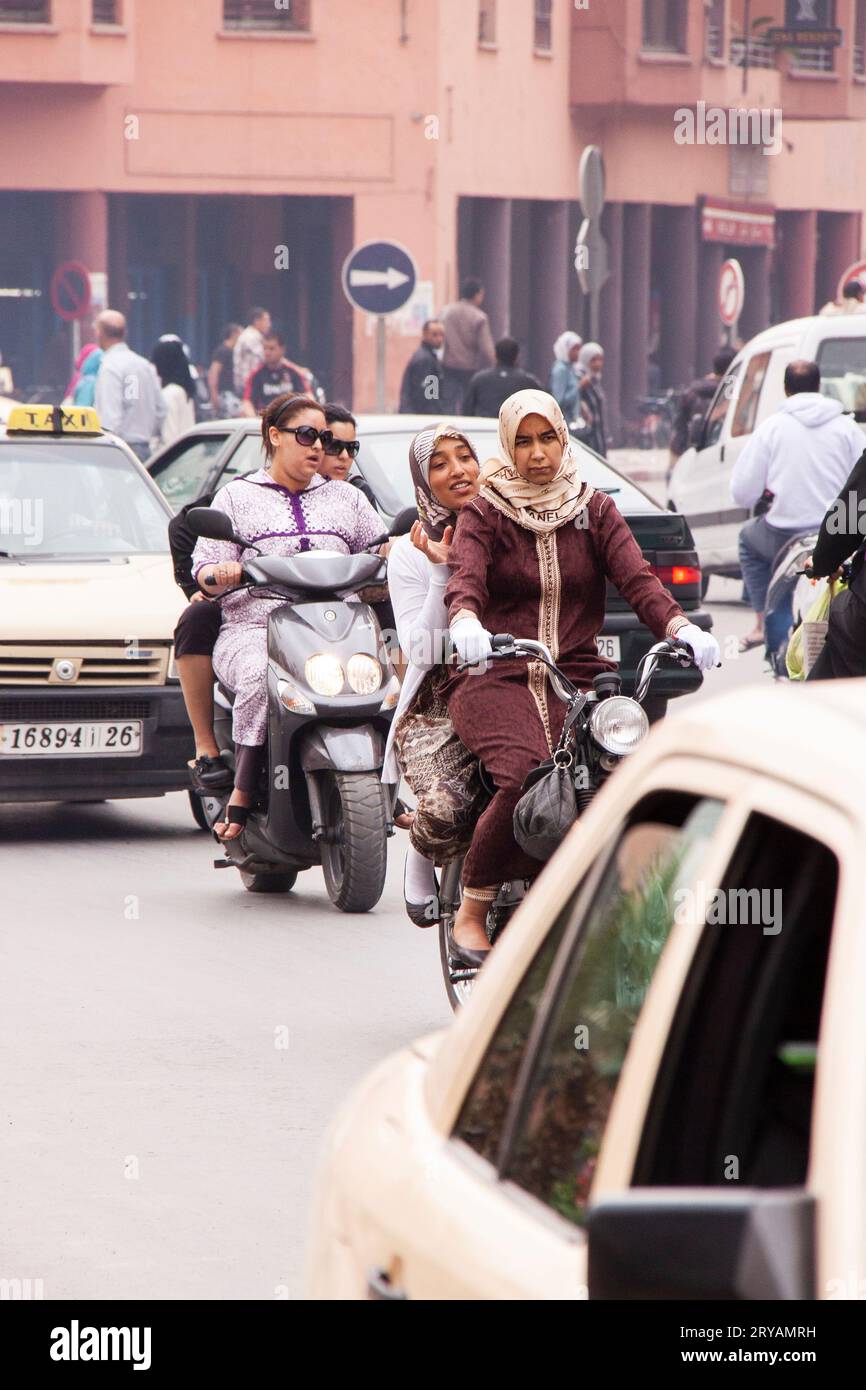 Traffico e viaggi sulle strade di Marrakech Marocco marzo 2012 Foto Stock