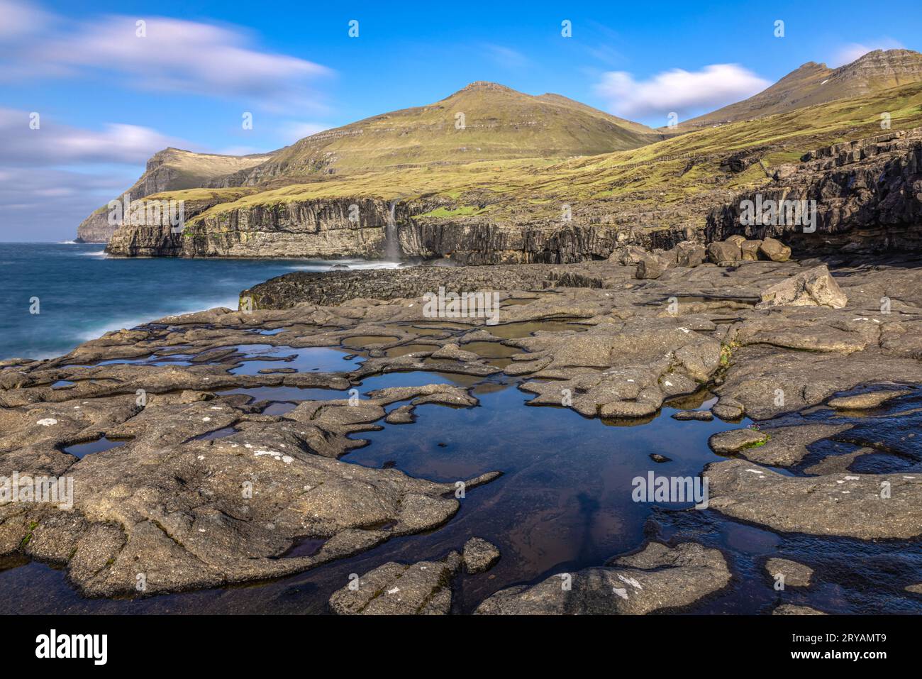 La cascata di Molin Beach a Streymoy vicino al villaggio di Eiði, nelle Isole Faroe Foto Stock