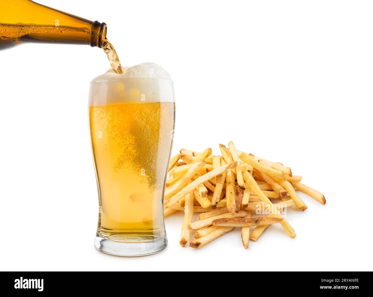 Bicchiere di birra bionda con patatine fritte su sfondo bianco. Foto Stock