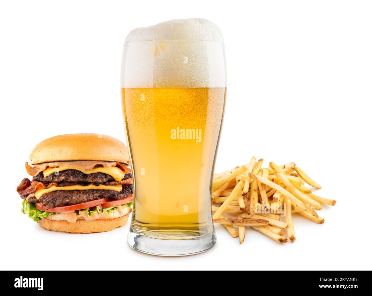 Pinta di birra lager con hamburger e patatine fritte su sfondo bianco. Foto Stock