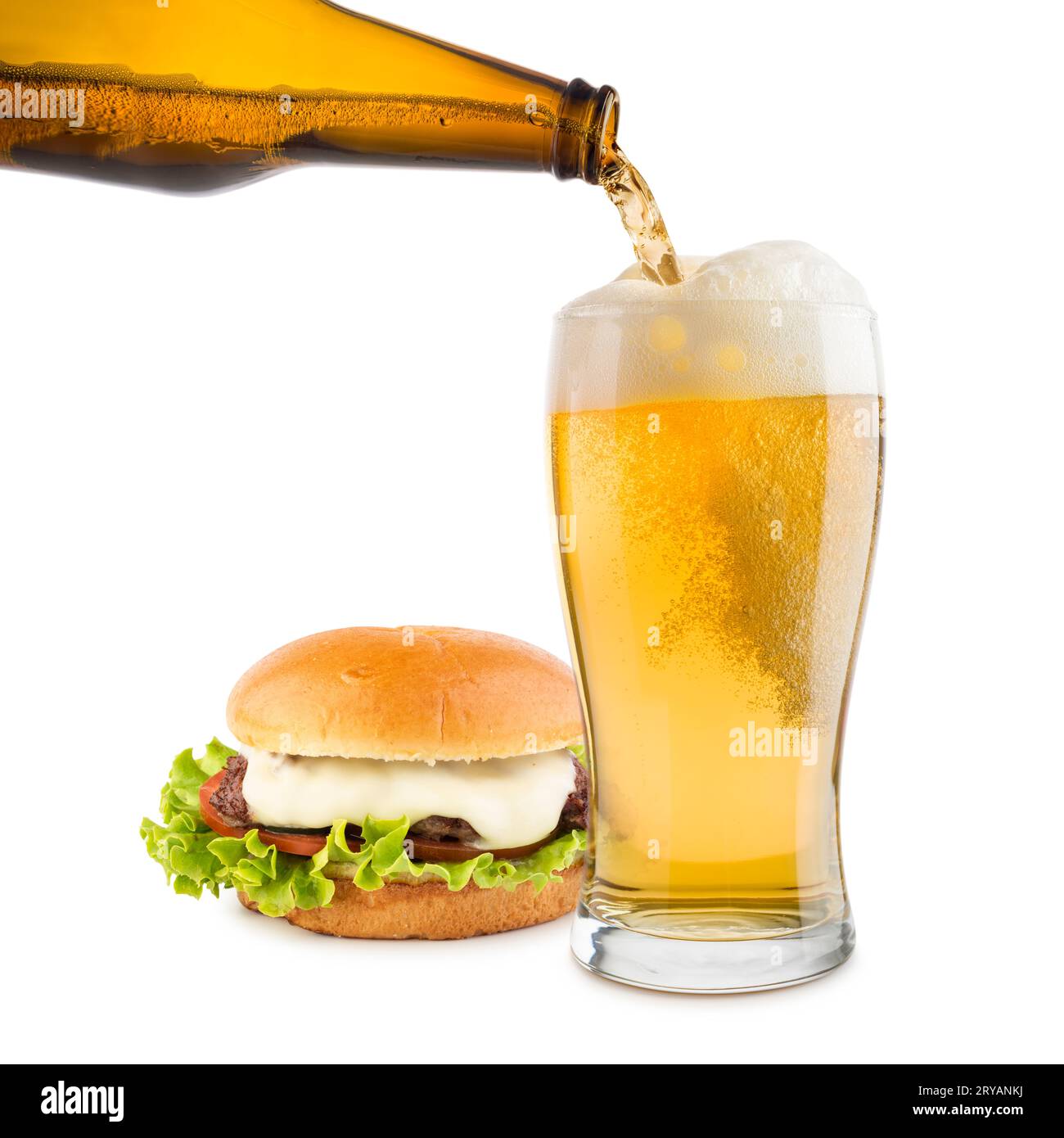 Pinta di birra lager con hamburger classico su sfondo bianco. Foto Stock