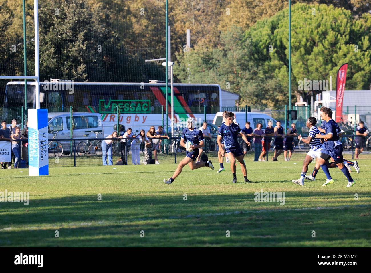 Pessac, Francia. 28 settembre 2023. Ai margini della Coppa del mondo di rugby 2023, il torneo mondiale di rugby 2023 (WURIT) si è svolto nei pressi di Bordeaux. La squadra di rugby universitario maschile di città del Capo in Sudafrica (a strisce blu e bianche) vince il World University Rugby Invitational Tournament (WURIT) contro la squadra francese dell'Università di Bordeaux (in blu). Punteggio 20-17 per l'Università di città del Capo. Pessac vicino a Bordeaux, Gironde, Francia, Europa. Foto di Hugo Martin/Alamy Live News. Foto Stock